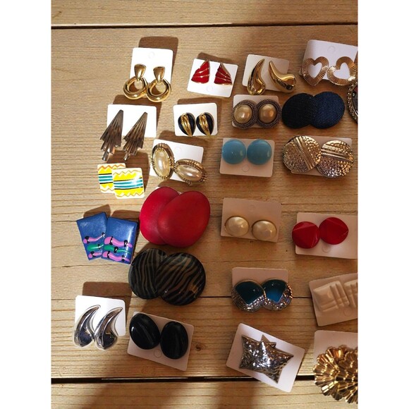 50 Pair Vintage Style Earring Lot 80s 90s Enamel Gold Button Studs - Picture 6 of 6